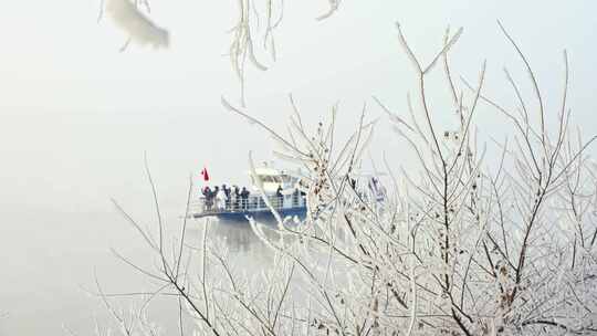 冬季冬天东北江上晨雾游船岸边雾凇雪景吉林