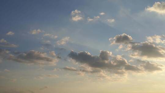 天空阳光云朵实拍黄昏云层唯美傍晚夕阳天空