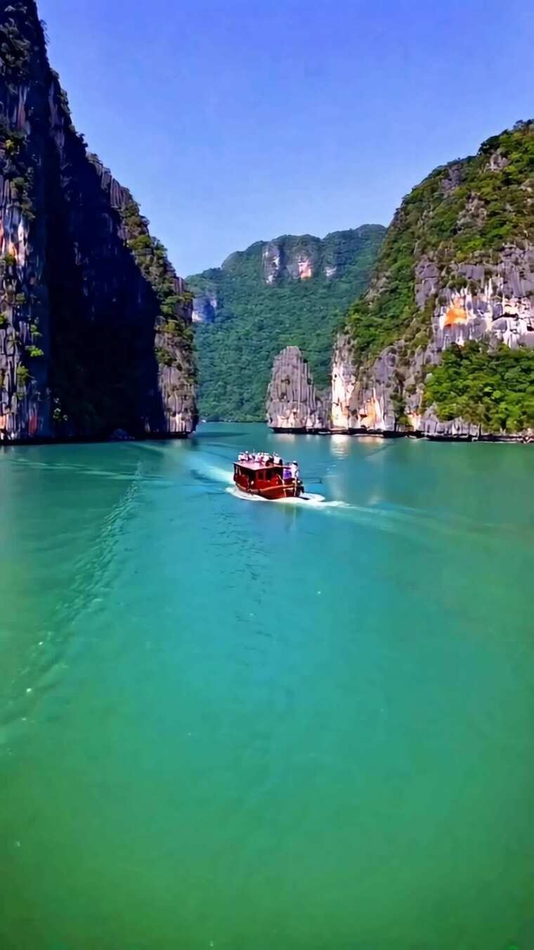 江面上游船穿行山水间