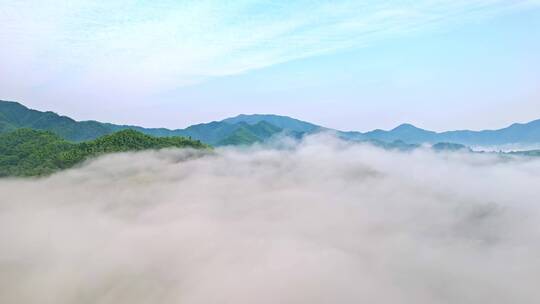 清晨大雾中的湖州安吉山区乡村航拍视频素材模板下载
