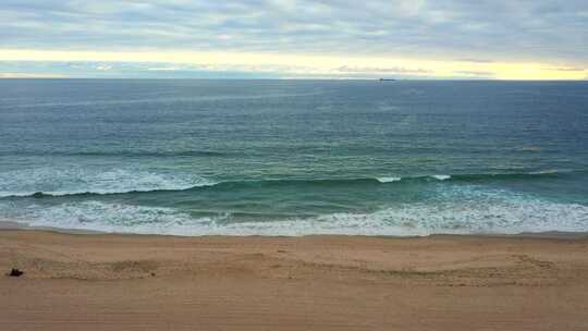 美国加利福尼亚州曼哈顿海滩空旷海滩与风景优美的蓝色海洋的鸟瞰图。-侧身