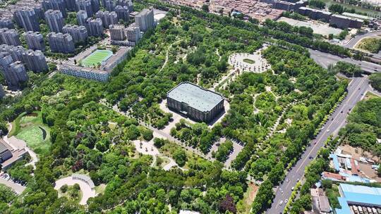 绿植环绕的徐州植物园建筑鸟瞰图