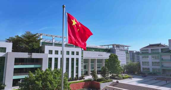 飘扬的五星红旗与现代建筑交相辉映