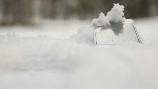 人类走过雪中丢失的手机