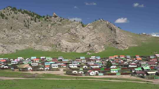 藏区草原上彩色的居民住宅