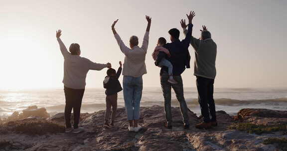大家庭，背部或孩子在海滩上日落，与祖父母