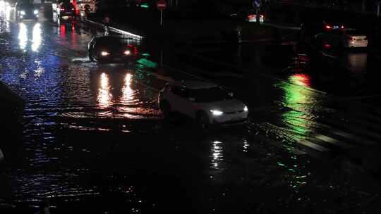 城市下雨道路积水夜间行车12