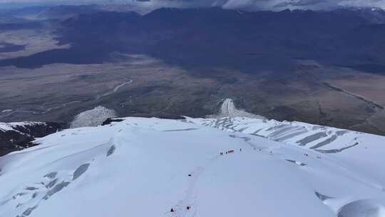 航拍冰川之父慕士塔格峰雪山冰川上的登山队