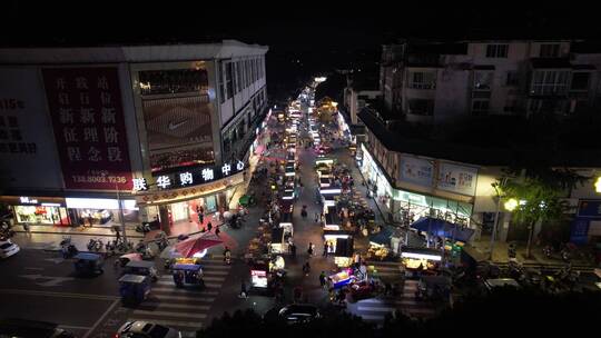 俯瞰夜市小吃街人流前飞