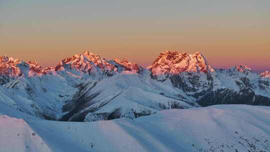 航拍雪山日照金山