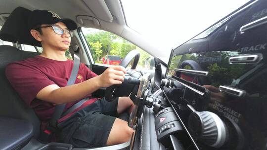 年轻网约车司机驾车行驶在路上视频素材模板下载