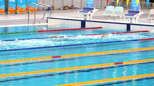 水立方国家游泳中心培训锻炼游泳的青少年