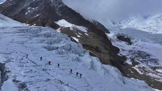 航拍攀登四川第二高峰中山峰冰川上的登山队