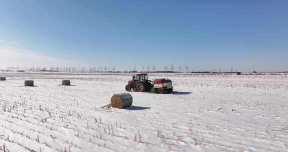 雪地里的打捆机航拍