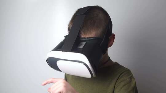 男孩体验虚拟现实眼镜视频素材模板下载