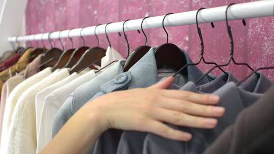 挑选衣服的女人特写商场买衣服视频素材模板下载