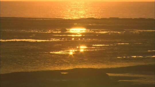夕阳岸边金色海面