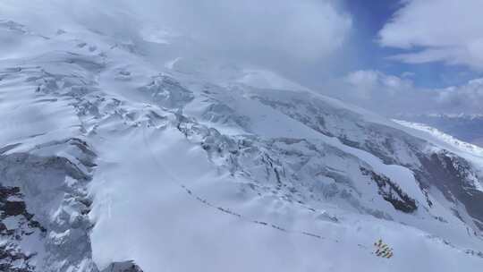 航拍冰川之父慕士塔格峰雪山冰川上的登山队