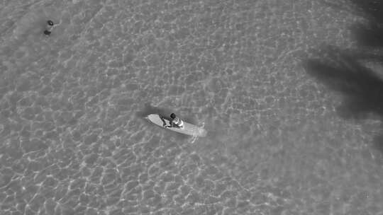 一个女人在海上冲浪