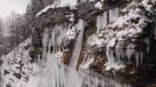 冰雪空中流淌的瀑布