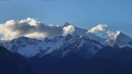 西藏林芝墨脱格林村南迦巴瓦峰雪山风光航拍