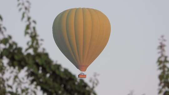 天空中飞行的热气球