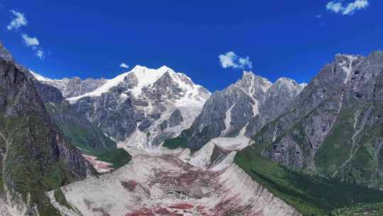 航拍四川南门关沟红石滩嘉子峰鹊巴峰群山