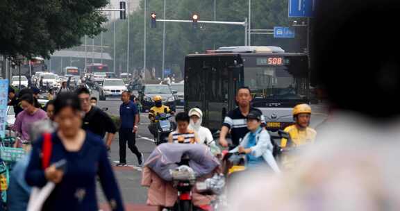 北京五道口成府路车流人流