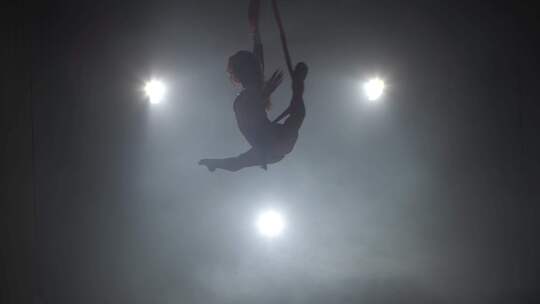 美丽的女人在三光背景下与空中丝绸跳舞视频素材模板下载