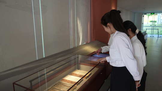 女孩博物馆内参观互动展品