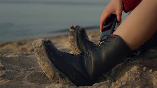 特写鞋底带沙子的皮鞋