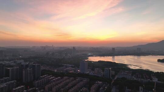 航拍南京玄武湖市区日出