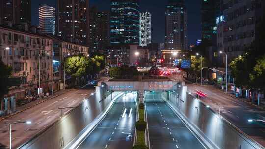 上海夜景中车水马龙的繁华景象车流延时