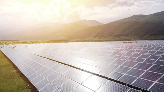 绿色能源的太阳能电池板农场上空飞行