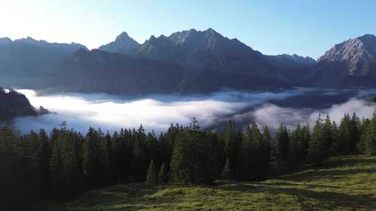 奥地利阿尔卑斯山高山景观的无人机视图。背