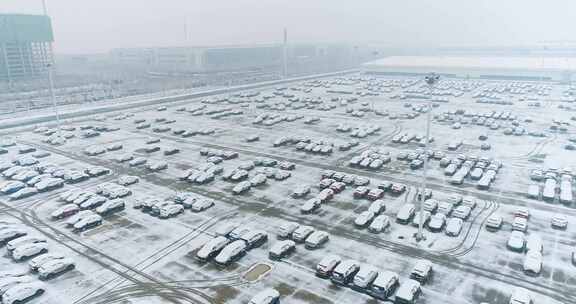 下雪车流停车场航拍