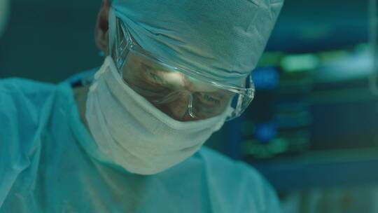 外科医生在做手术