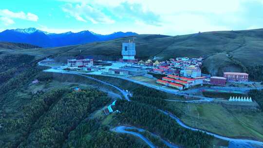 山间大型建筑群落鸟瞰全景