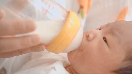 母婴亲子婴儿新生儿喂奶实拍素材