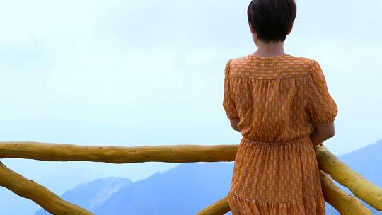 4K升格实拍站在山顶远眺风景的女性背影