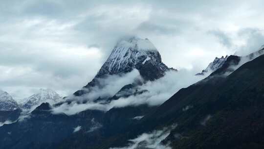 雪山云雾萦绕