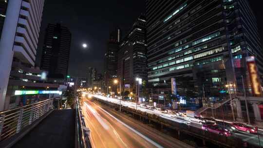 夜间在城市中行驶的汽车延时行驶