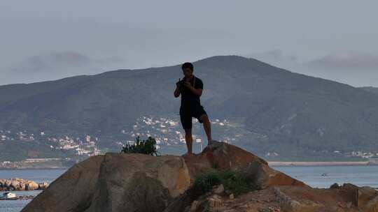 平潭岛站在石头顶上的男子