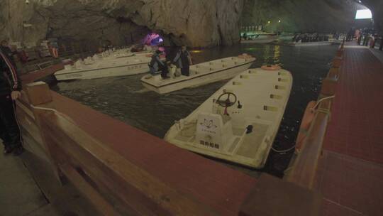 充水溶洞景区乘船游览的游客