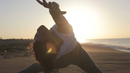 女人在沙滩上练瑜伽视频素材模板下载