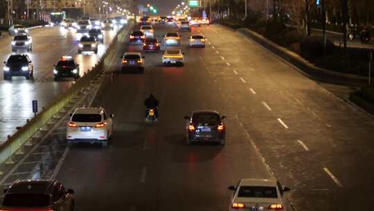 夜晚城市道路上的繁忙交通景象