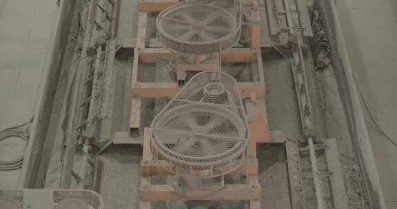 矿山选矿厂浮选车间浮选机俯拍运动视角LOG
