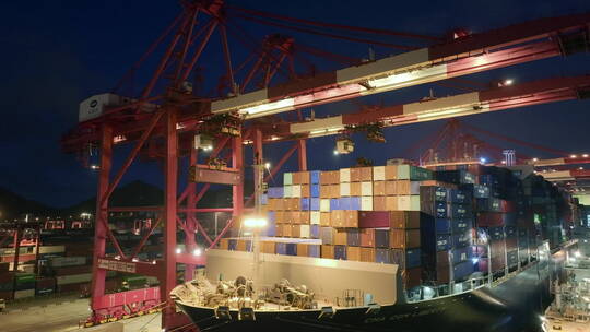 上海洋山港货轮装卸货夜景视频素材模板下载
