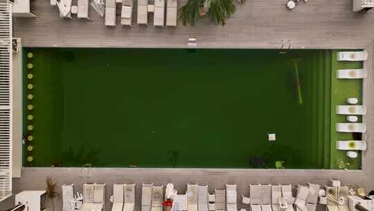 地中海海岸的夏季游泳池关闭，充满绿色雨水