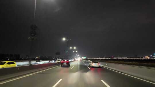 城市夜晚夜景开车第一视角汽车窗外沿途风景